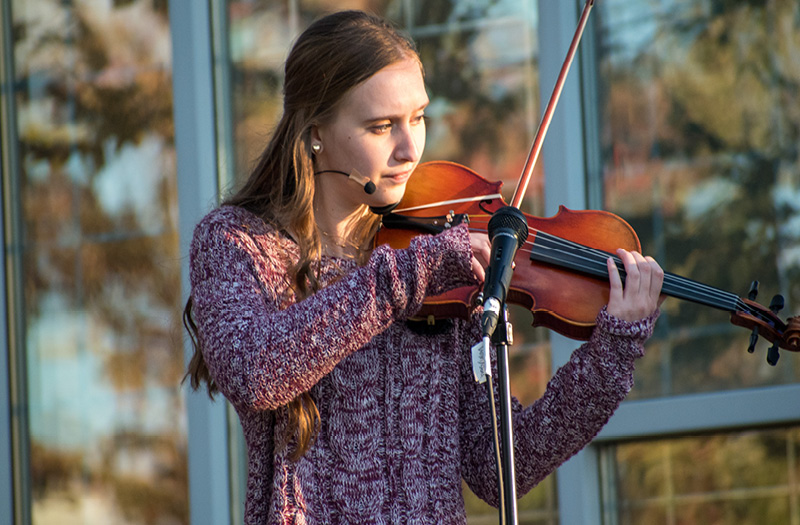 A woman playimg the violin.